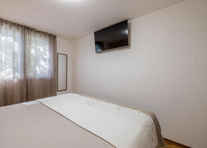 Olive Shade - Near The Apartamento Split